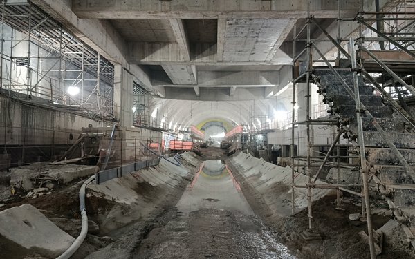 Interior da estação de metrô com o túnel ao fundo